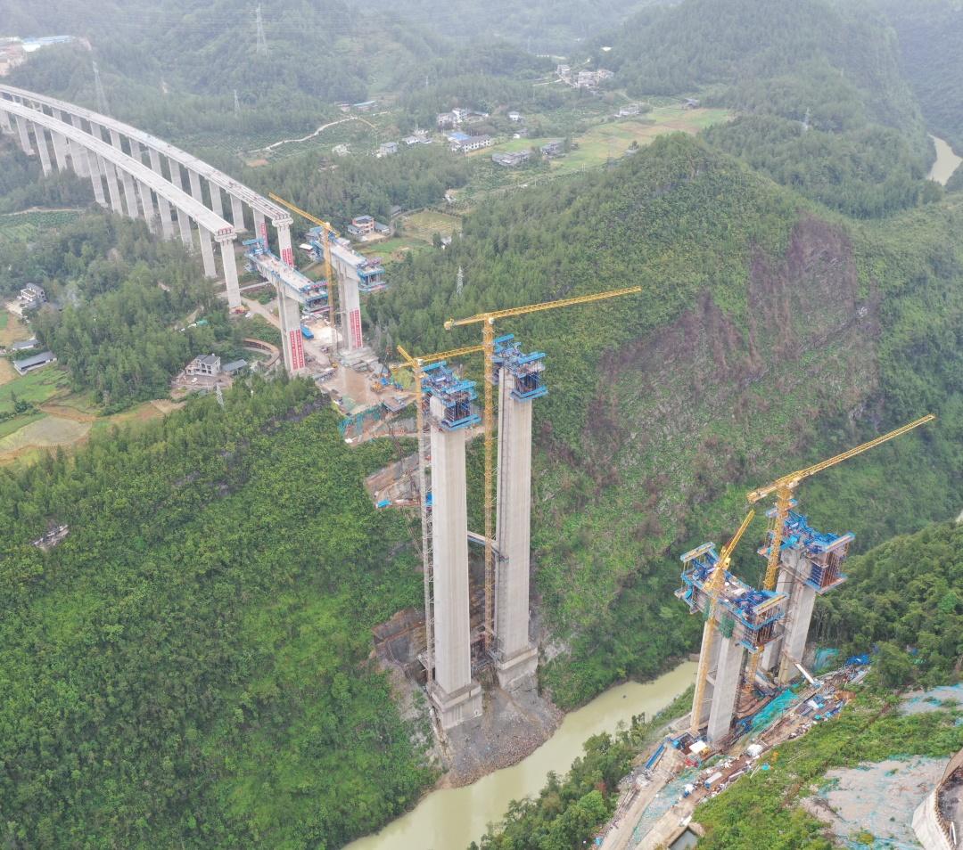 湖北2万名交通建设者坚守岗位为祖国庆生