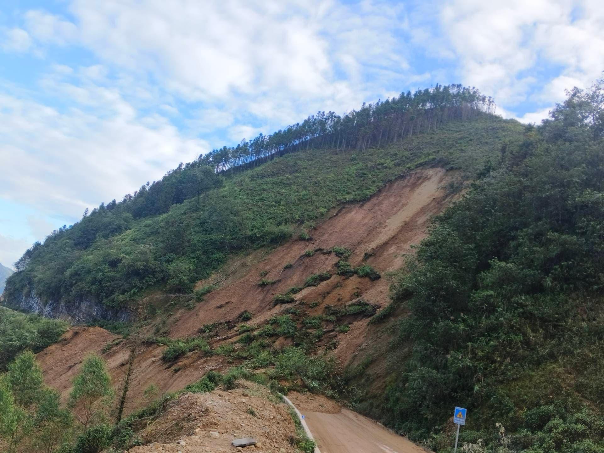 云南富宁高效抢通水毁公路