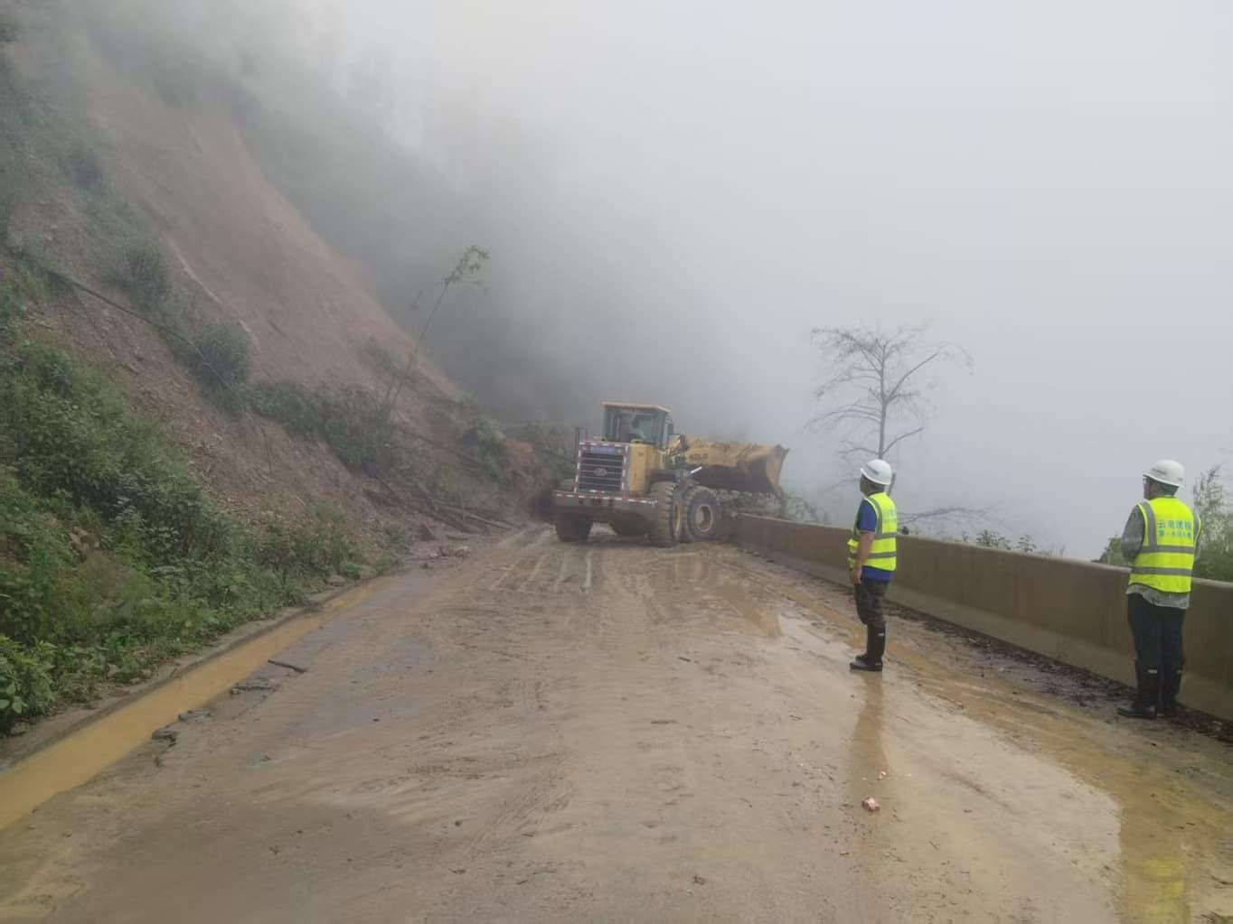 云南富宁高效抢通水毁公路(图2)