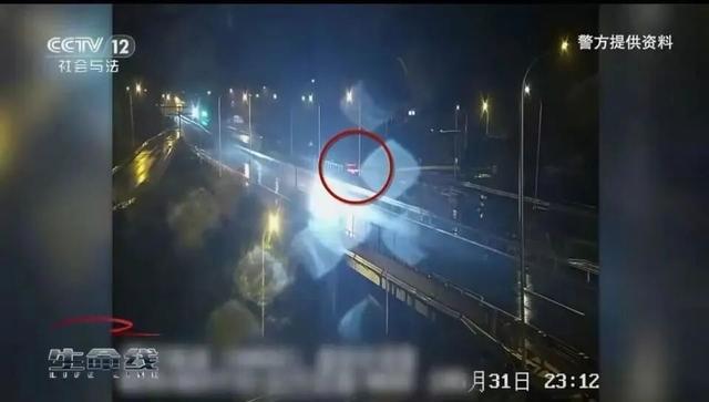 国庆假期出行开“智能驾驶”？砰撞上了中央护栏和大货车！车上有4人(图3)