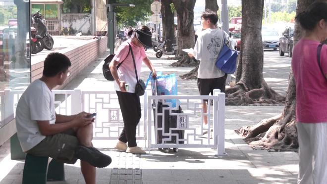 广州龙洞公交站S型护栏引争议次日因设计不周被拆除(图2)