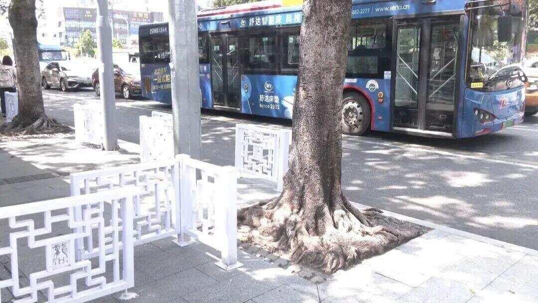 广州有公交站附近出现“S”型护栏涉事街道道歉
