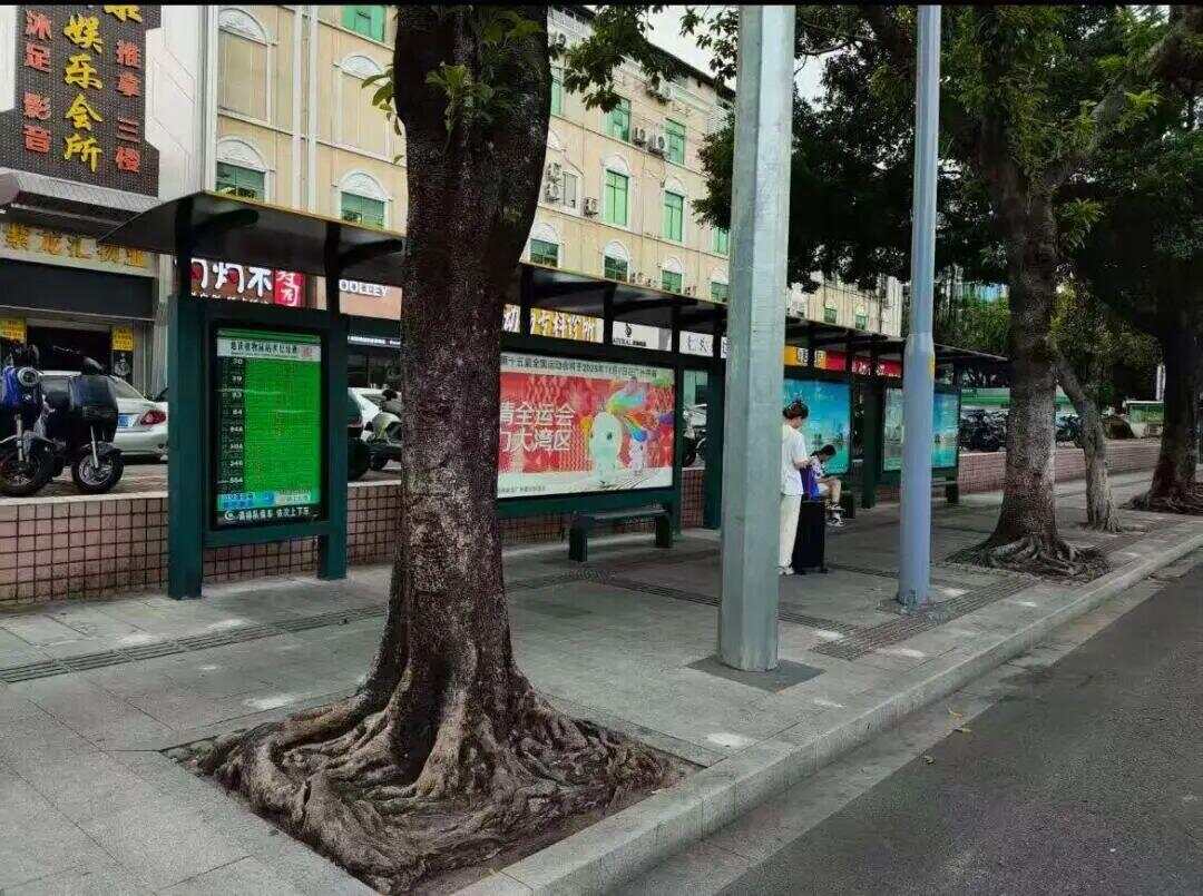 广州有公交站附近出现“S”型护栏涉事街道道歉(图2)