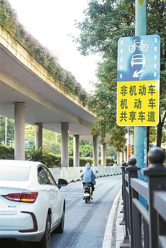 广州公交站台装S型护栏惹争议市民吐槽：一点用处没有(图5)