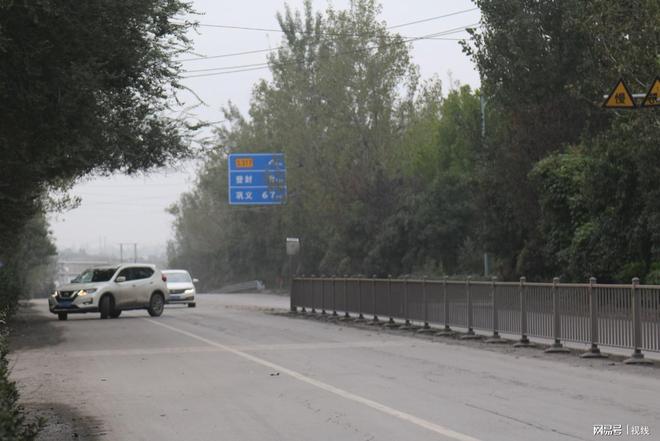 登封市大金店镇207国道上冒出一段护栏引发安全隐患无人管(图2)