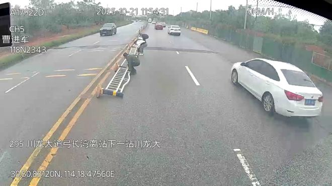 大风放倒交通护栏295路车上一群人将其扶正