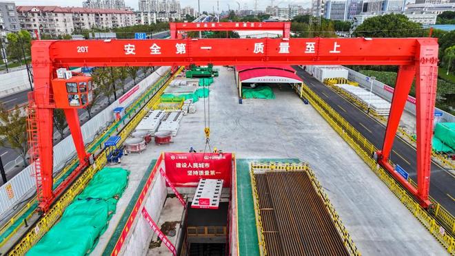 轨道交通21号线一期工程启动铺轨多种新型设备协同作业效率提升20%(图2)