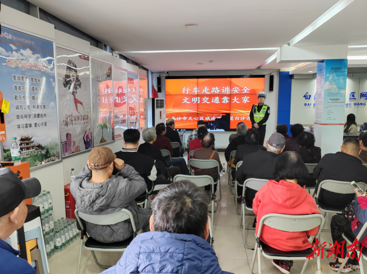 长沙交警用真实事故警示：翻护栏闯红灯恐致命80余居民现场受教