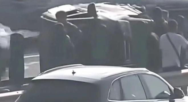 一面包车在北京四环主路上顶翻护栏随后车里竟跳出14个人？(图2)