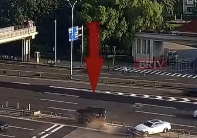 一面包车在北京四环主路上顶翻护栏随后车里竟跳出14个人？