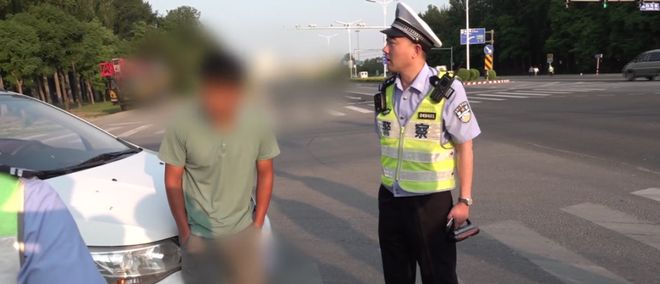 一面包车在北京四环主路上顶翻护栏随后车里竟跳出14个人？(图4)