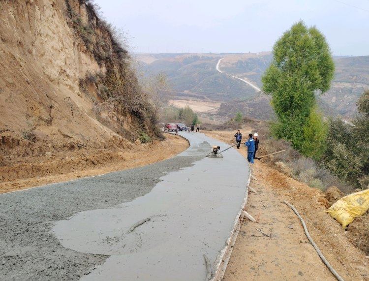 陕西府谷县：织密通村“公路网”系牢村道“安全带”(图2)