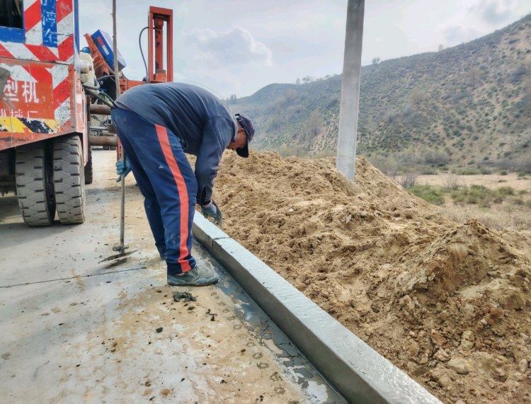 陕西府谷县：织密通村“公路网”系牢村道“安全带”(图3)