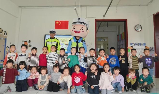 【文明交通携手共创】当萌娃遇上交警：一场欢声笑语的交通安全启蒙