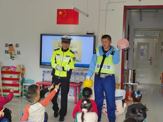 【文明交通携手共创】当萌娃遇上交警：一场欢声笑语的交通安全启蒙(图3)