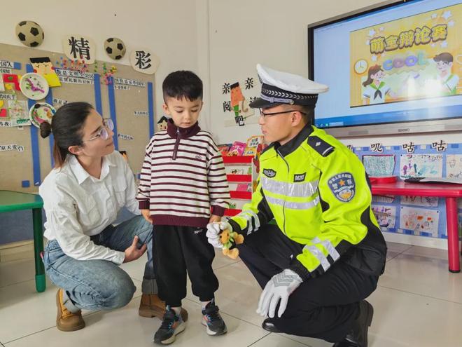 【文明交通携手共创】当萌娃遇上交警：一场欢声笑语的交通安全启蒙(图4)