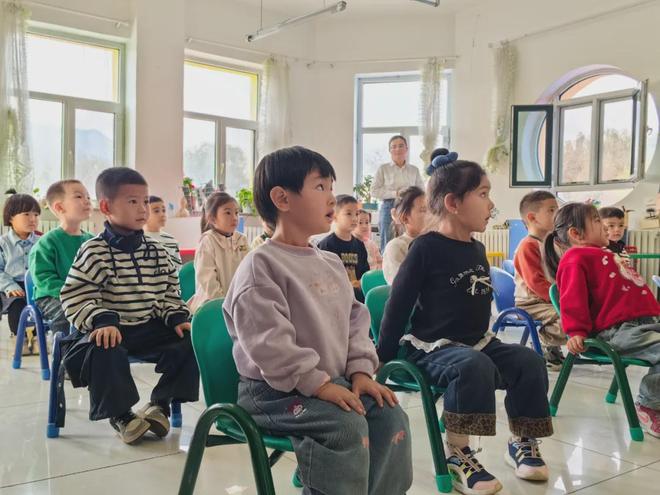 【文明交通携手共创】当萌娃遇上交警：一场欢声笑语的交通安全启蒙(图2)