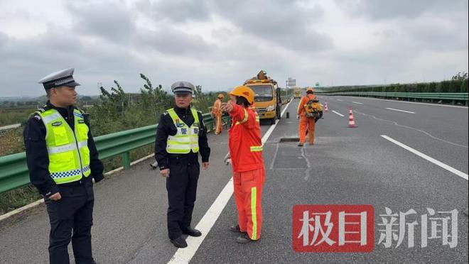 给道路体检撒“安全种子”鄂州交警打好“秋季平安出行”组合拳