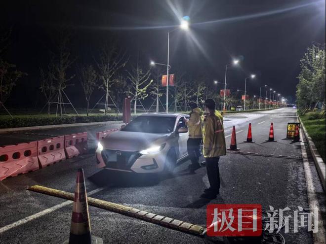 给道路体检撒“安全种子”鄂州交警打好“秋季平安出行”组合拳(图2)