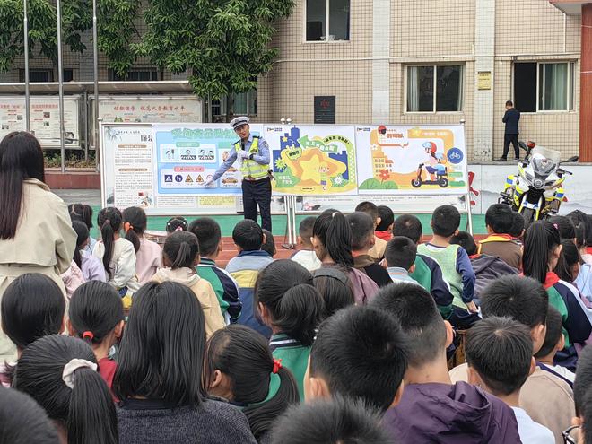 垫江交警持续整治二三轮车交通违法