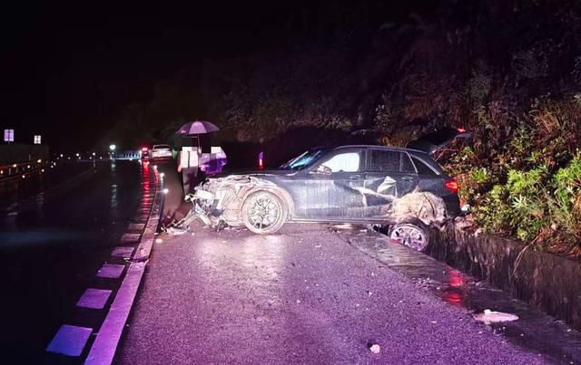 雨天高速惊魂！广西两起事故敲响安全警钟(图3)