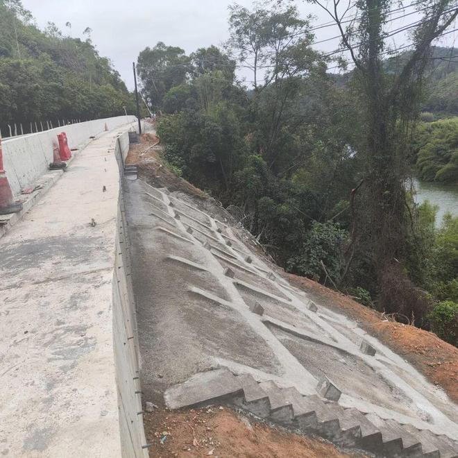 东荣一路段路面沉降、混凝土护栏裂缝修复工程完工(图4)