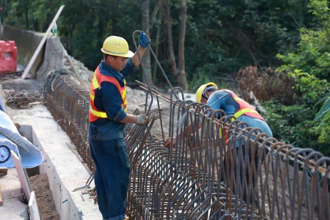东荣一路段路面沉降、混凝土护栏裂缝修复工程完工(图2)