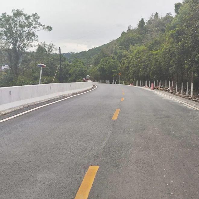 东荣一路段路面沉降、混凝土护栏裂缝修复工程完工(图3)