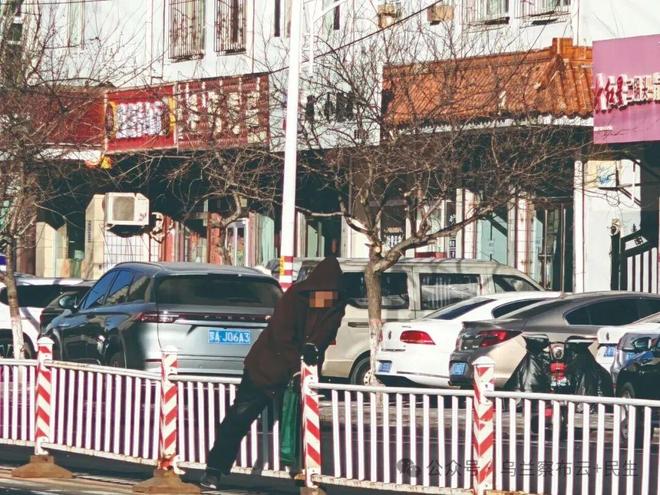 【提醒】七旬老人为贪图一时之便翻越护栏交警提醒注意交通安全！