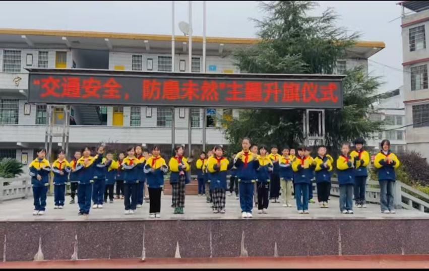 交通安全入童心平安护航伴成长——白仓镇中心完小主题升旗仪式传递文明出行力量(图2)