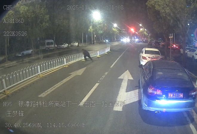 护栏倾斜阻通行公交司机伸援手