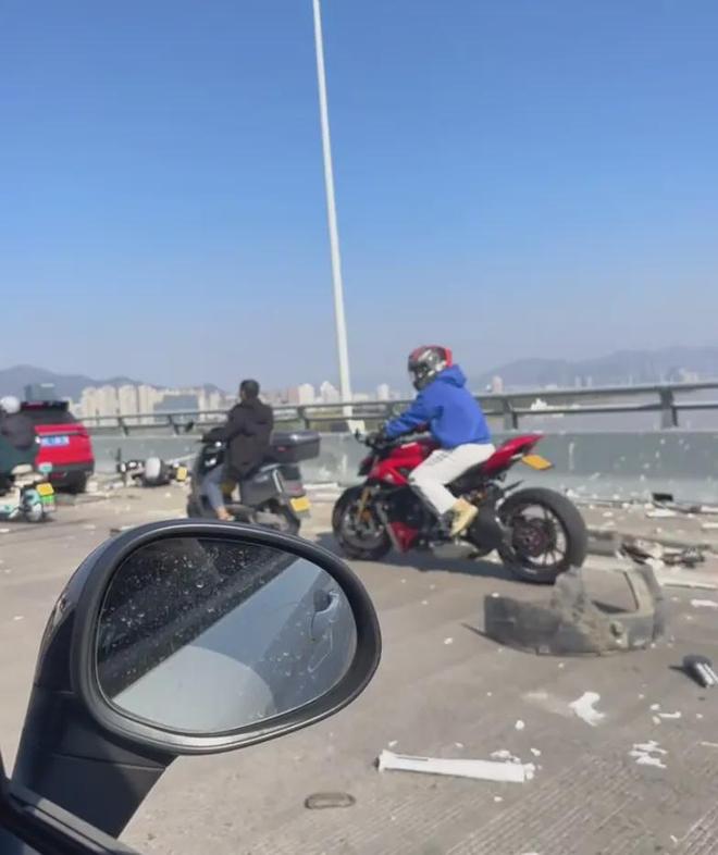 温州三桥护栏疯狂被撞！太难了