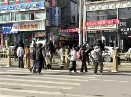兰州一高校门口斑马线上装护栏学生要过马路要么“跨栏”要么绕路