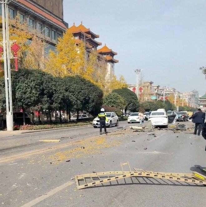 紫牛热点︱西安南大街发生多车撞击事故交警：变道操作不当引发肇事司机被控制
