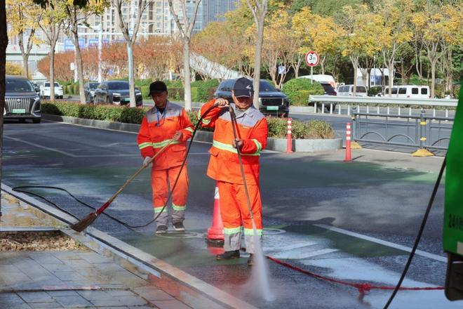 精细“梳妆”迎宾客武汉55条进出城道路成流动风景线(图2)
