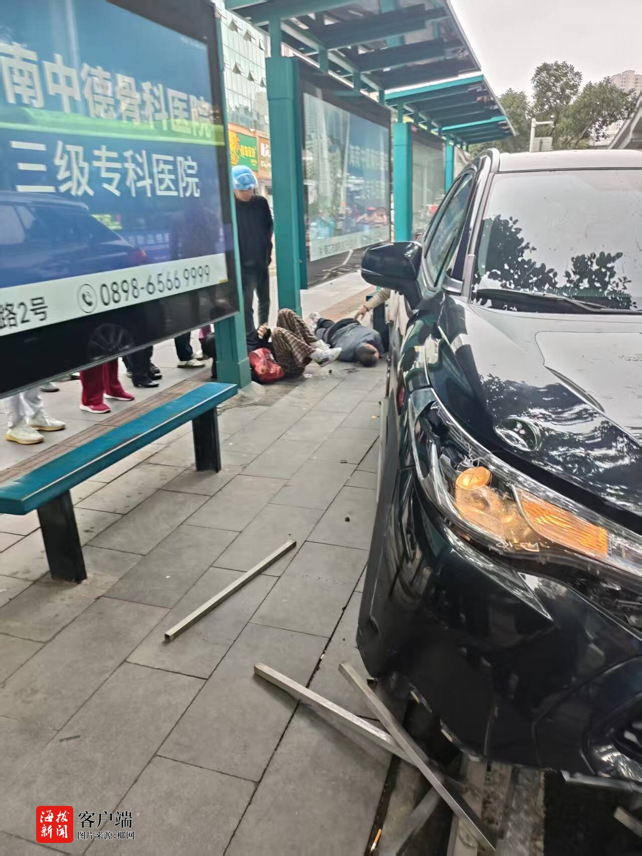 疲劳驾驶酿事故！海口龙昆南路一轿车撞公交站台栏杆造成2人受伤