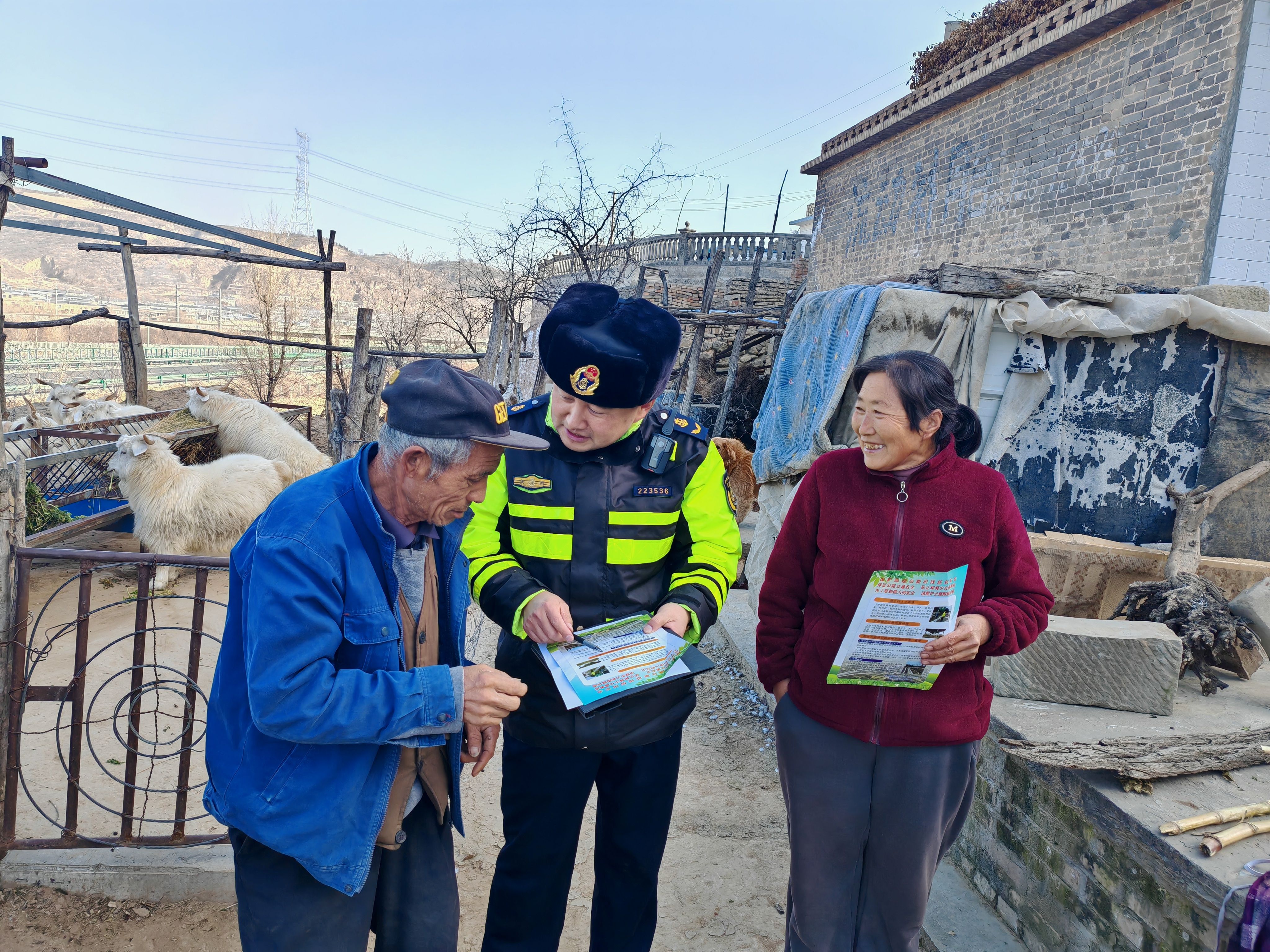 文明交通礼行天下——我市各地开展122交通安全日宣传活动