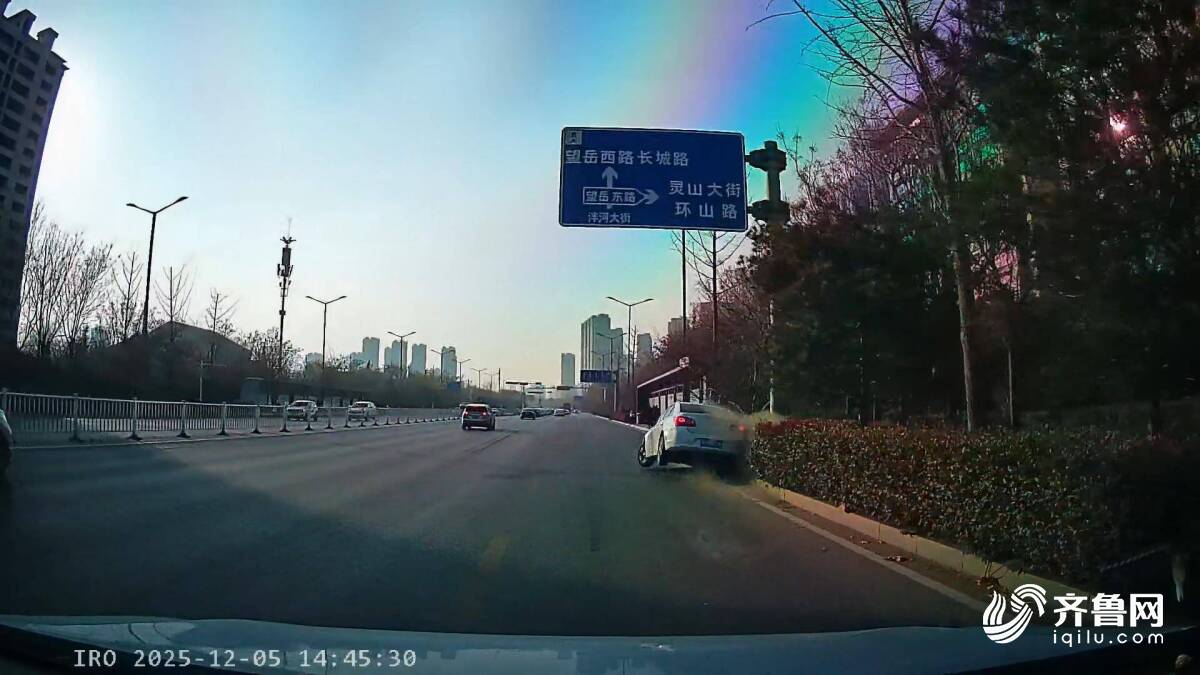十个车祸九个快！泰安一车辆超速失控先撞绿化带再怼护栏场面惊险