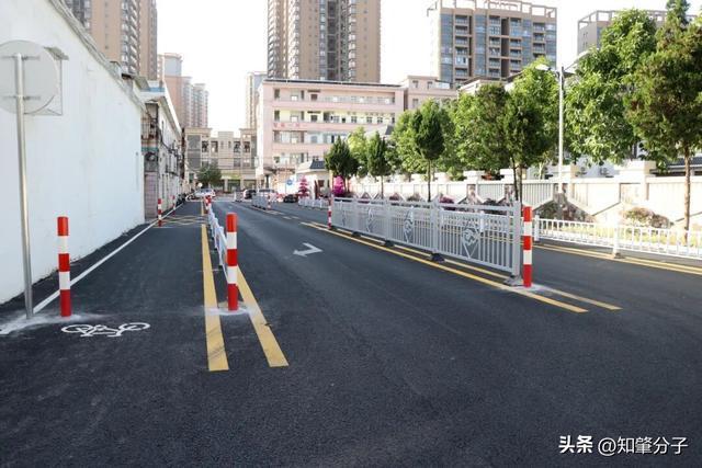 东莞一道路清理乱停放车辆、加设隔离护栏等(图2)