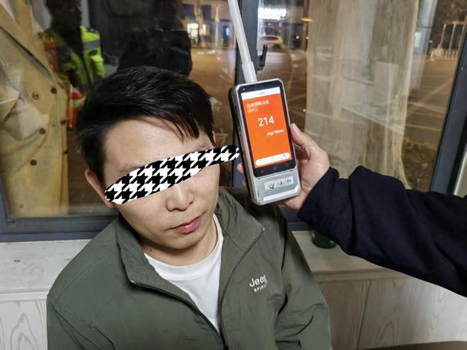醉驾闯祸困护栏两男子换驾脱困双双被查