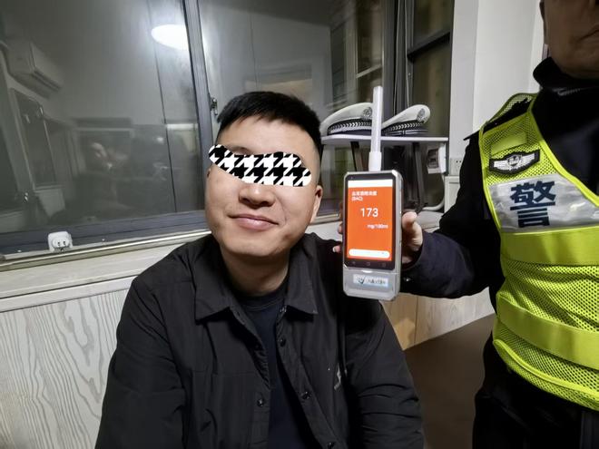 醉驾闯祸困护栏两男子换驾脱困双双被查(图2)