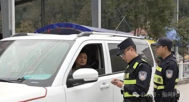 利川这条路的“逆袭”：从颠到怀疑人生到美成乡村颜值担当。(图2)