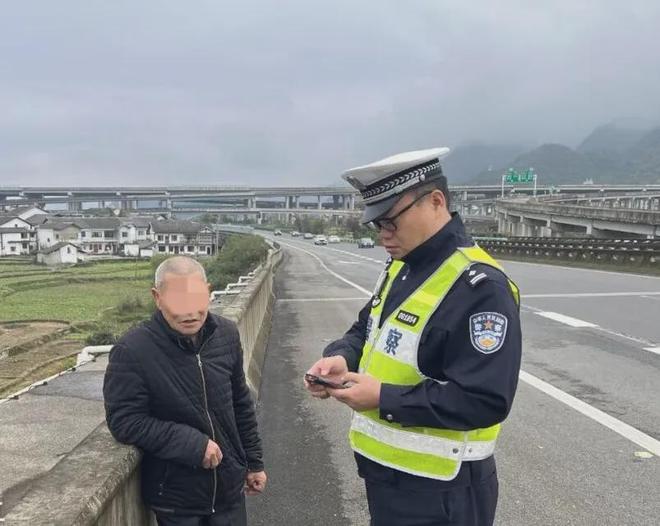 行人上高速？交警：别用生命走“捷径”！