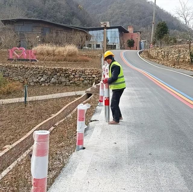 【为民办实事护栏惠民生】利州区荣山镇扎实开展村道护栏安装工作(图3)