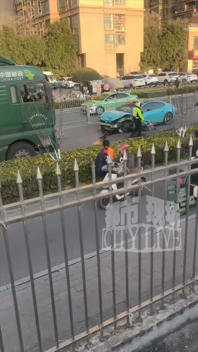 安徽合肥一小米SU7撞翻几十米护栏目击者称车上有2人车辆前轮脱落后才刹停当地交警回应