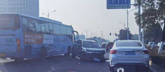 护栏被撞倒！淮海南路车祸