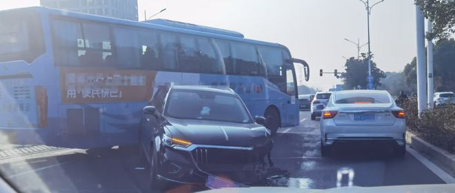 护栏被撞倒！淮海南路车祸(图2)