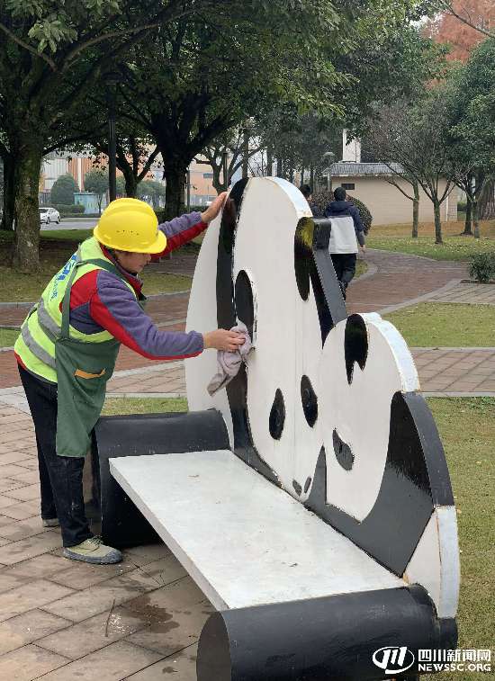 雅安熊猫大道焕新“城市家具”让城市更有温度市民更加幸福(图2)