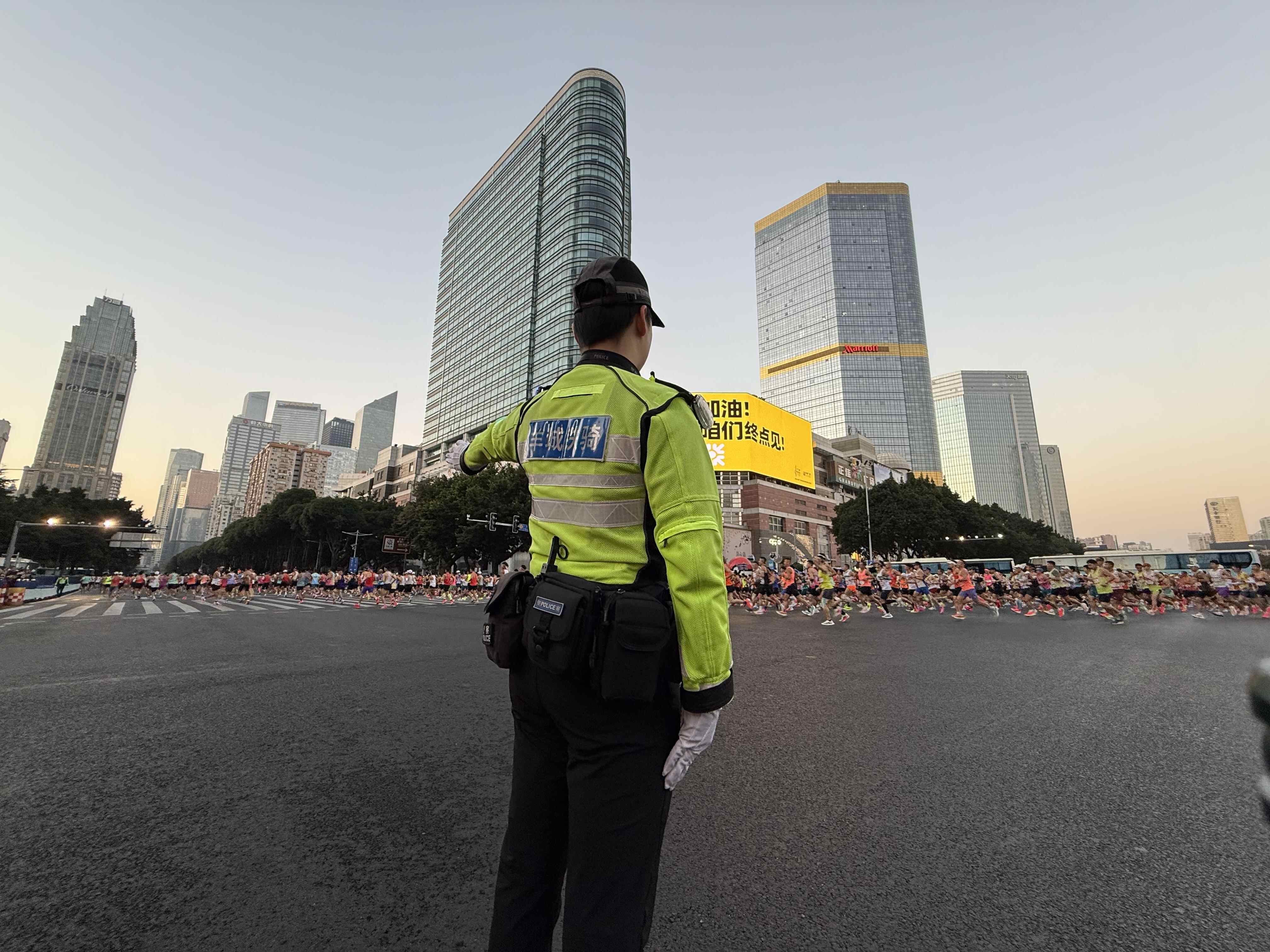 广州交警多措并举保障2025广州马拉松赛交通安全