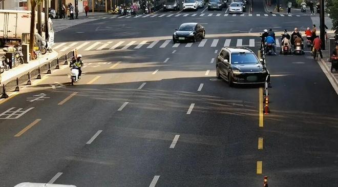 “蛇形走位”撞翻护栏还逃逸？！司机当街下跪“求放过”